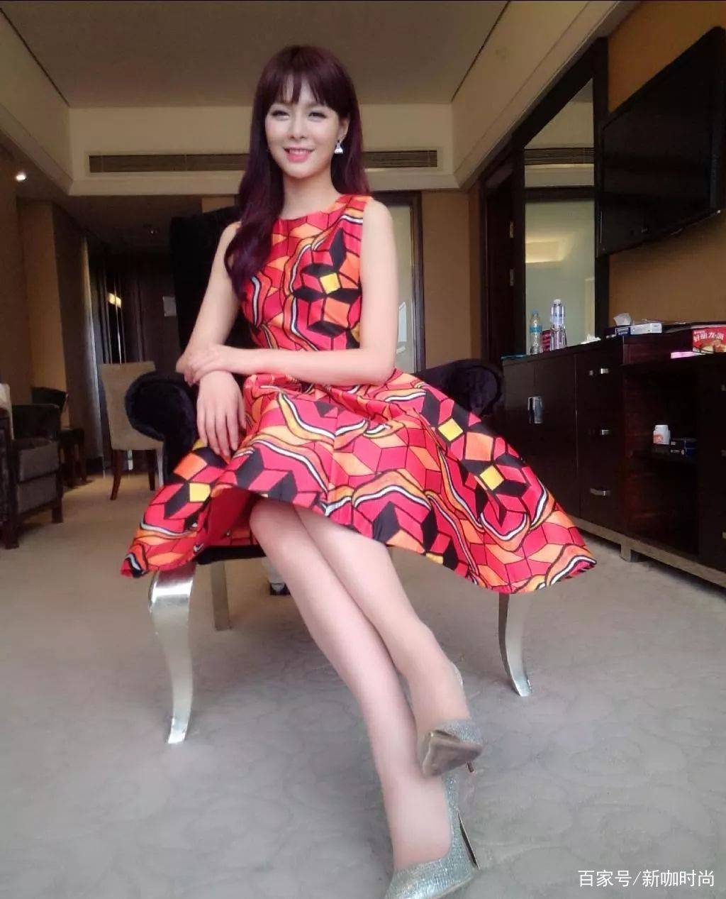 牛仔|沈梦辰困成这样赶飞机，黑白搭休闲又时髦，屡屡揉眼呆萌感十足