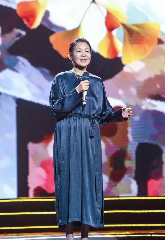 丝巾|倪萍走机场真精神,穿“奶奶裙”拎4万大牌包,还搭花丝巾真洋气