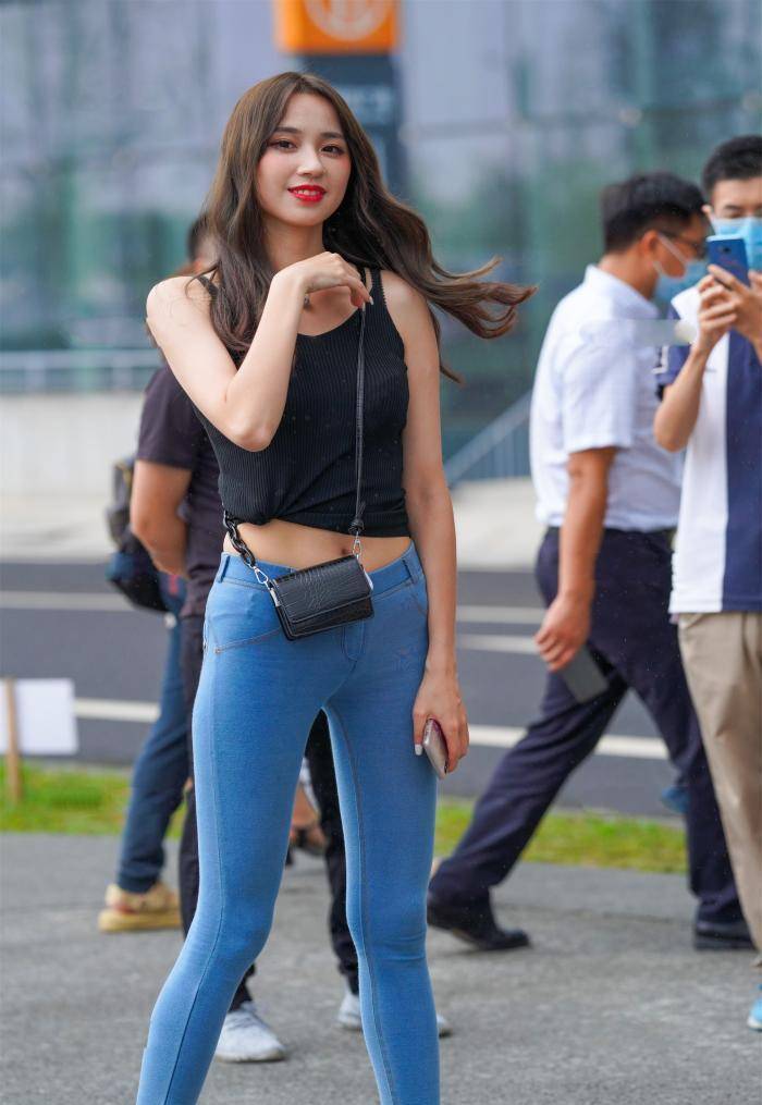 帆布鞋|黑色针织T恤搭紧身牛仔裤，尽显柔情少女范儿