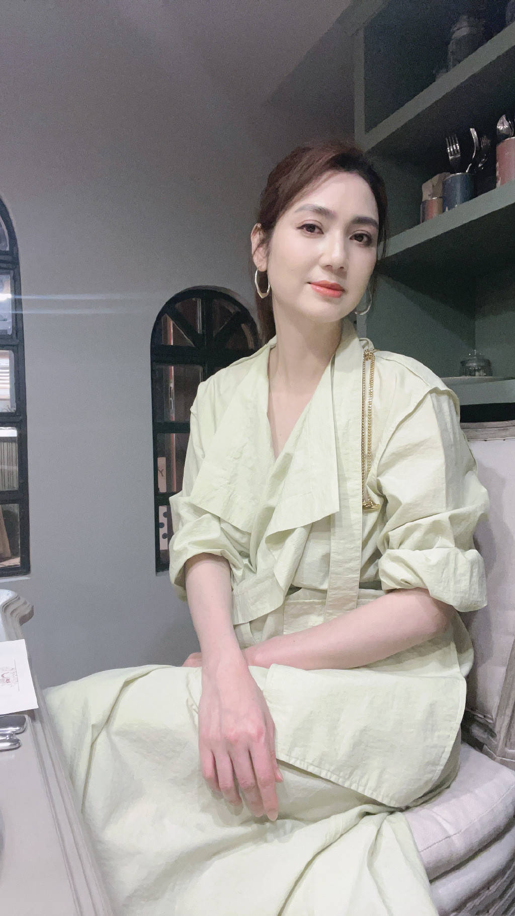 洪欣|洪欣终究是“败”给了岁月,带娃走红毯肚腩明显,好在穿搭加分了