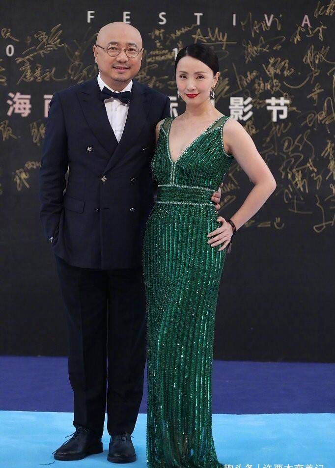 身材|陶虹哪像奔五的人，身穿紧身裙更显气质，但小肚腩却暴露真实年龄