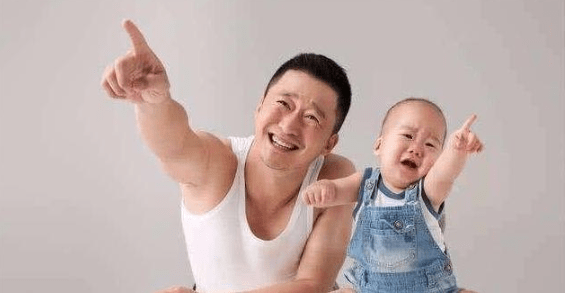 吴京大儿子叫吴所谓,以为已经够随意,得知小儿子名字网友:绝了_孩子