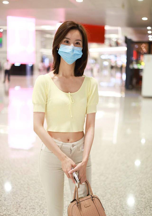 进行|陈都灵的清纯长相刻在了大家心里，温柔风穿搭更是细腻，太青春了