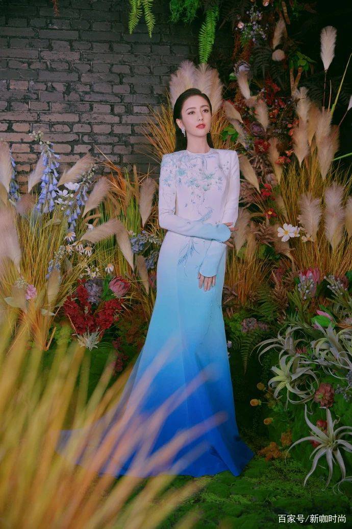 样式|主持夏晚后，佟丽娅更优雅了！