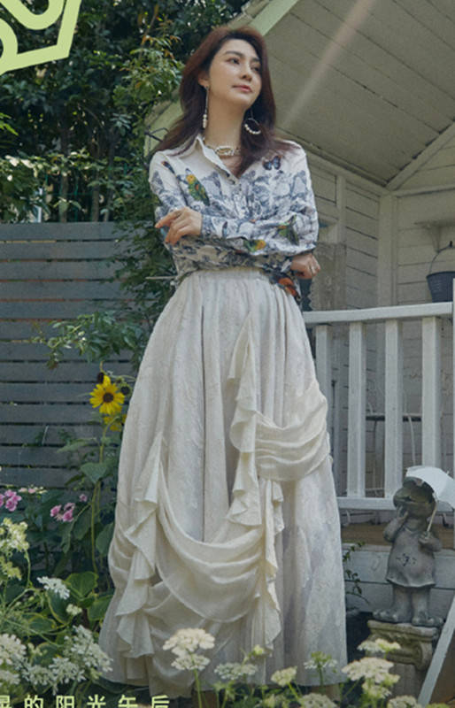 洪欣|洪欣终究是“败”给了岁月，带娃走红毯肚腩明显，好在穿搭加分了