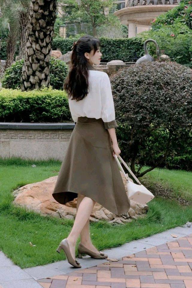 服装|极简的穿搭风格看似随意,却不经意间透露着高级,温柔又有气质