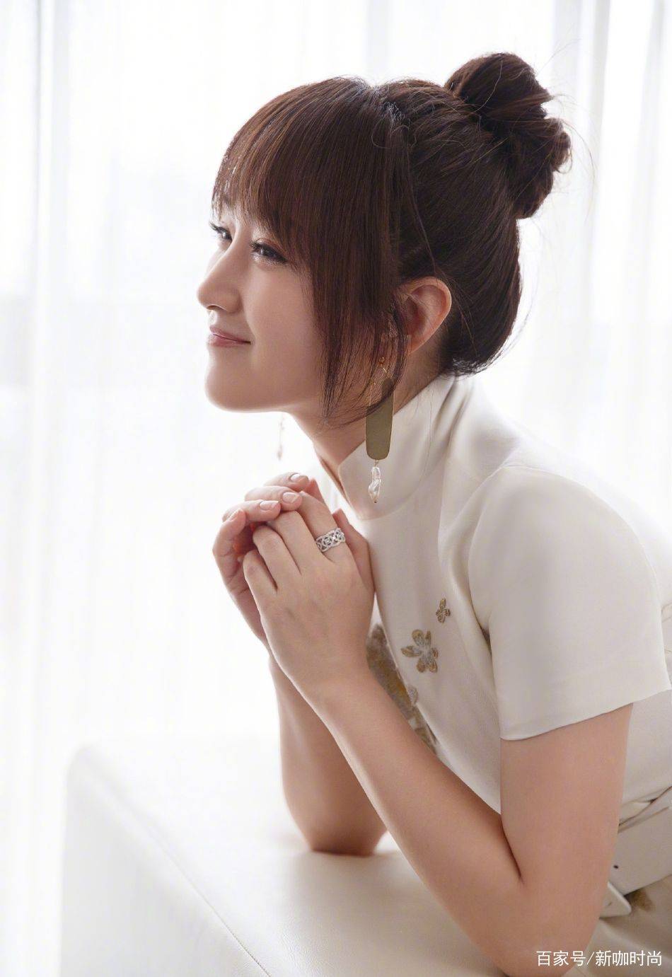 样式|48岁杨钰莹太能“扮嫩”,穿白色刺绣长裙,侧脸就是个小姑娘