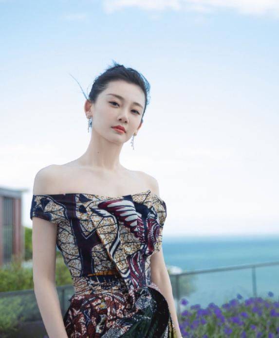 设计|苗苗越看越有“国际范”，穿黑白拼色礼服端庄典雅，气质真高级