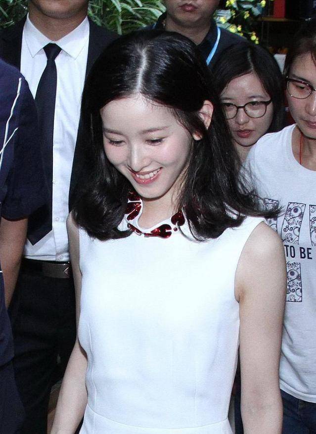 进行|“阔太”章泽天穿白色砍袖裙，看着很有少女感，减龄又可爱