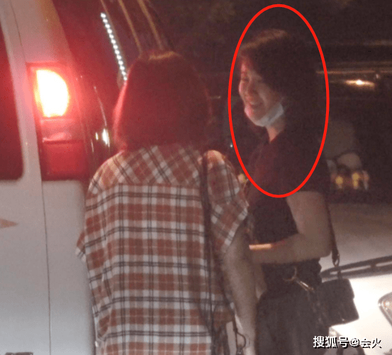 整体|左小青素颜与好友散步被拍，皮肤白皙光滑，当街抚弄秀发温柔十足