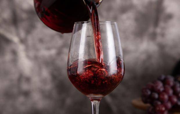 我国|买红酒有诀窍:老品酒师总结出“8字挑酒口诀”,学会买酒不踩坑