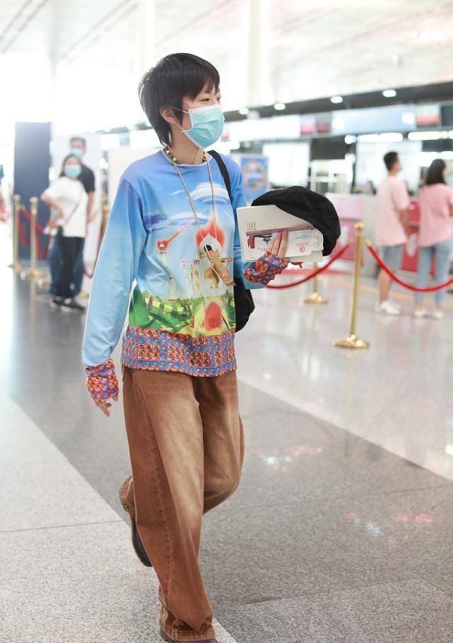 卫衣|窦靖童的时尚让人不想评价,穿得比“阿姨”还花花,一般人难接受