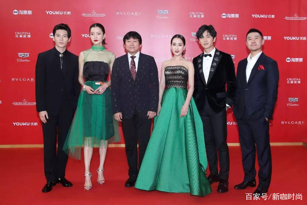 样式|马苏这次用心了，与超模杜鹃同穿黑绿复古裙，赢在面料质感上