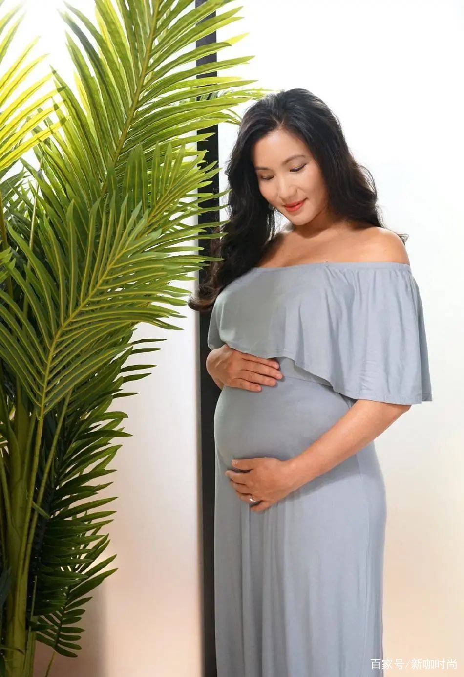 面料|郑佩佩女儿晒孕期美照，穿一字肩灰裙娴雅又温柔，纤瘦体态惹人羡