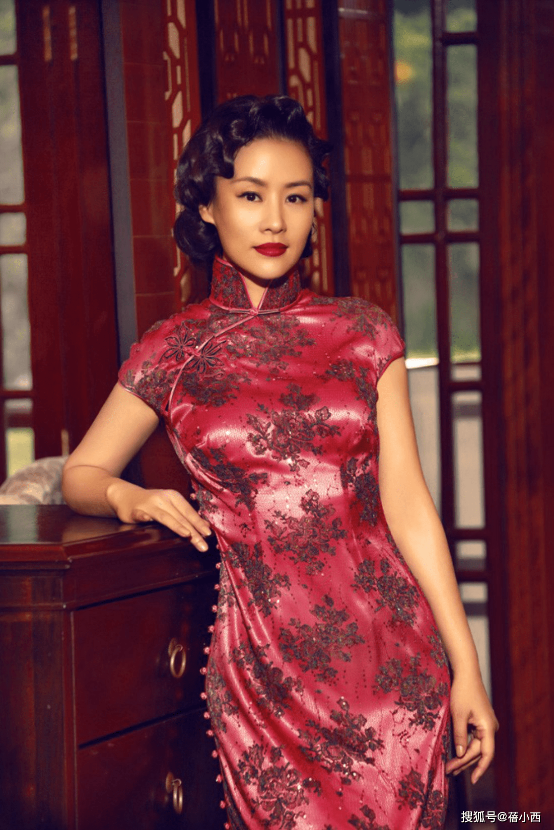 身材|邬君梅年过半百气质更惊艳，穿玫红色连衣裙也不俗气，自带高级感