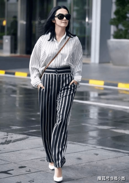 黑色|姚晨的私服穿搭才叫时髦,穿黑色印花T恤配紧身牛仔裤,简约高级