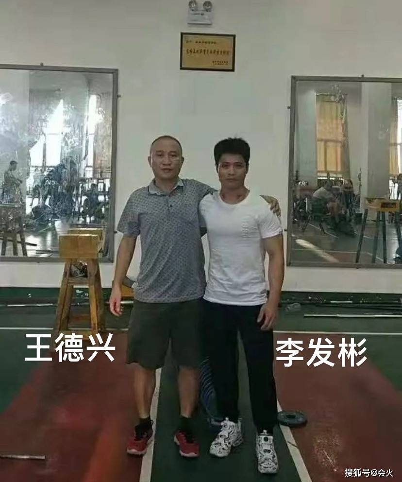 教练|冠军李发彬赛场“金鸡独立”，与甜美女友恋爱8年，赛后即将结婚