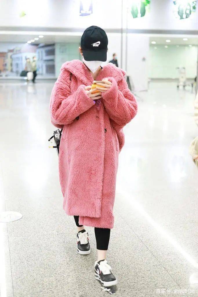 颜色|32岁毛晓彤真会穿，粉色毛绒大衣配麻花辫，少女感挡都挡不住