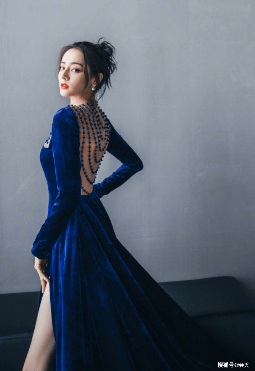 皮肤|迪丽热巴吊带睡衣写真曝光，半跪地上秀长腿，皮肤白净眼神撩人