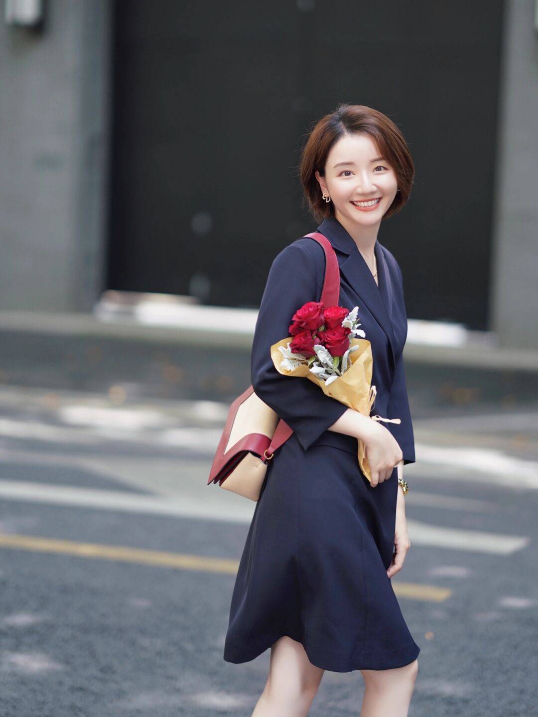 条纹|小个子女生如何穿显高？条纹衫配牛仔裤显瘦还提升气质，高级洋气