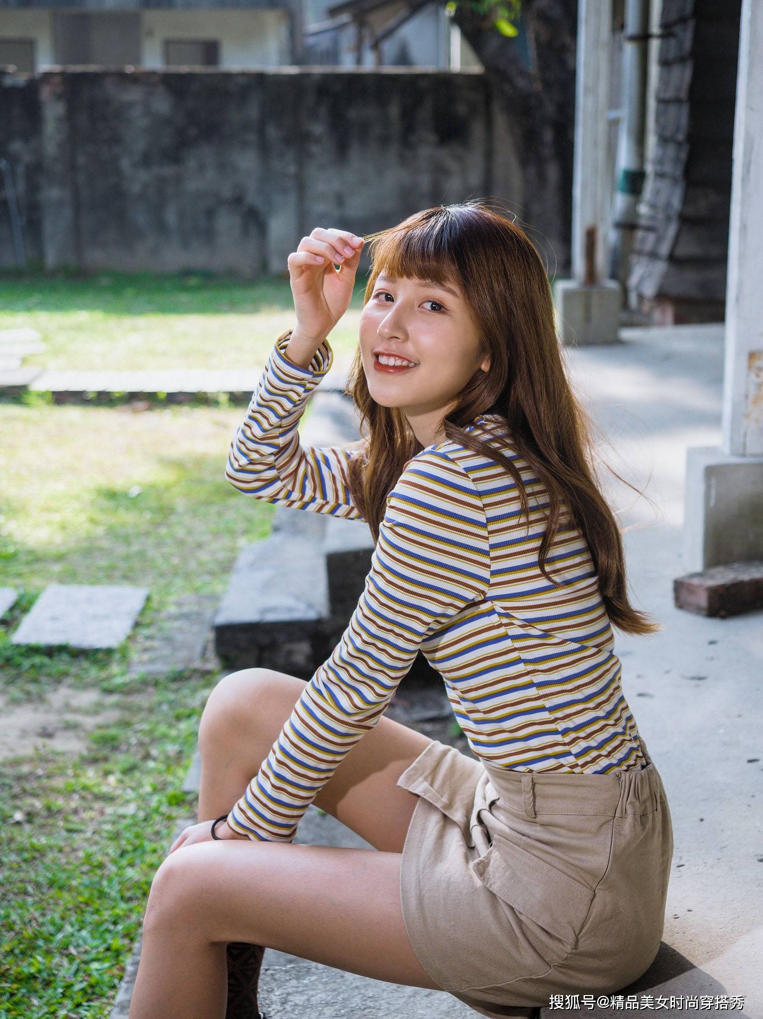 展现大|小个子女生夏天穿“条纹衫”，搭配高装袜，休闲又潮范十足