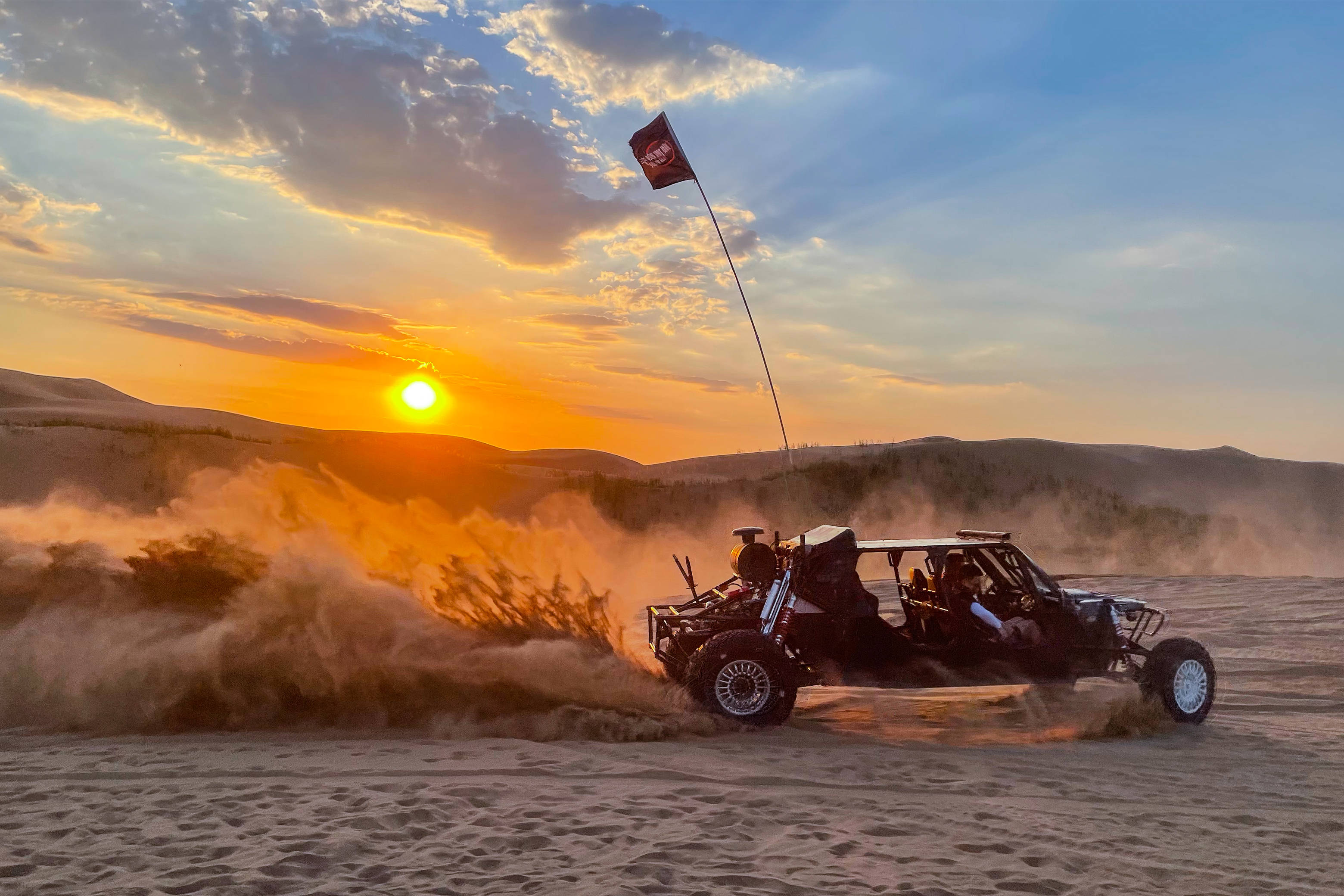 巴吉赛车驰骋在库布齐沙漠在包头市还有一片希拉穆仁大草原,是内蒙古