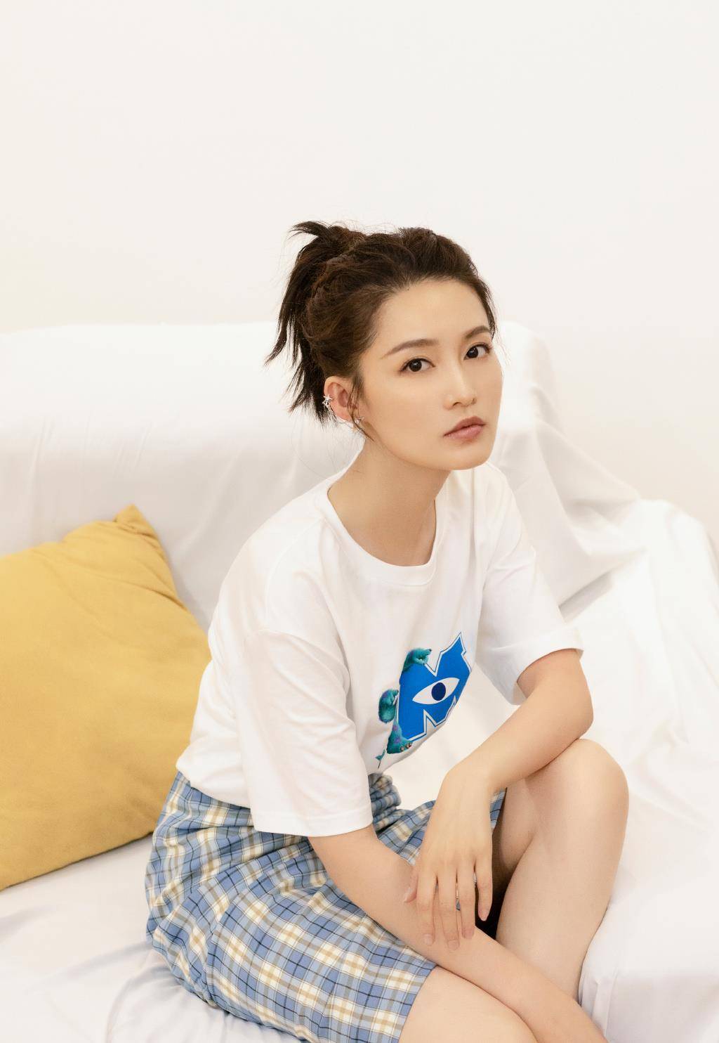 写真照|李沁这颜值太吃香了，穿淡黄色上衣配牛仔裙，30岁嫩回少女时代