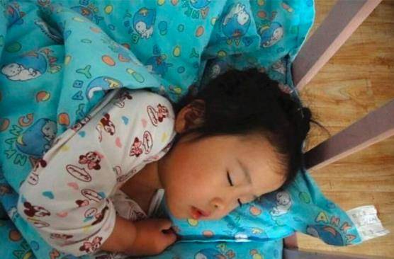 睡眠|幼儿园孩子假睡觉：老师出门我撒欢，老师一来就闭眼