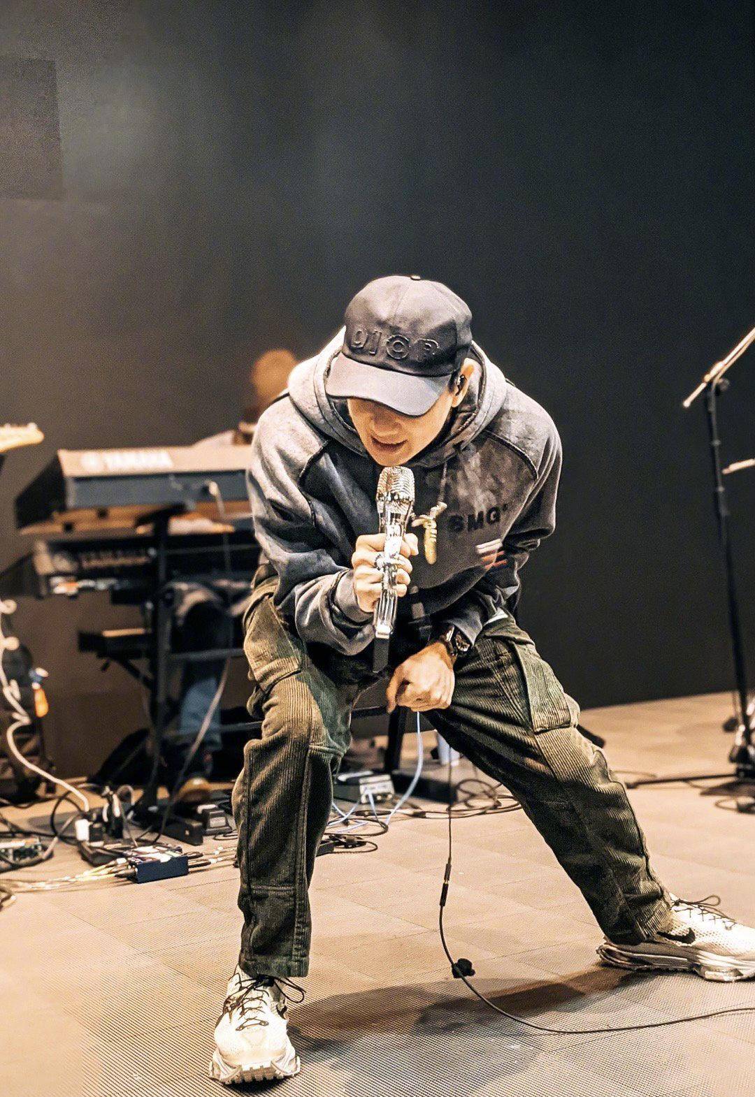 品牌|林俊杰久违晒动态，街拍造型休闲减龄，大牌围巾活力抢眼