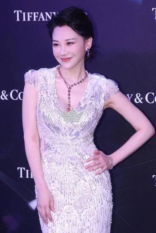 连体|优雅的女人永不衰老,50加的许晴身穿礼服,依旧优雅美丽