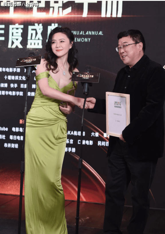 套装|田海蓉可真随意，穿绿色睡衣套装慵懒随性，难掩浑身“贵妇范”