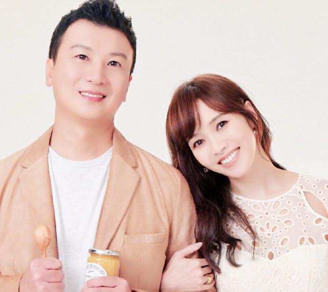 侯佩岑|侯佩岑为老公黄柏俊庆祝47岁生日，父子三人一起切蛋糕好温馨