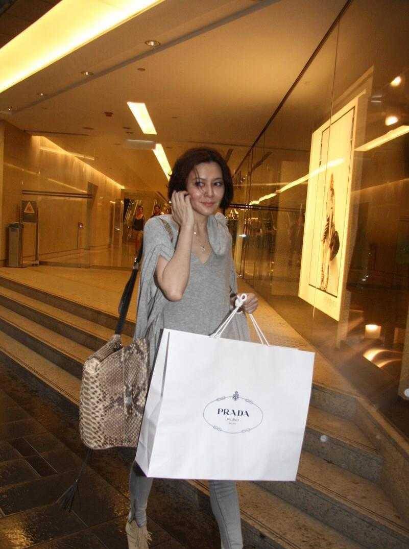 关之琳|路人镜头下的“关之琳”，宽松T配紧身裤，修长美腿不输小姑娘