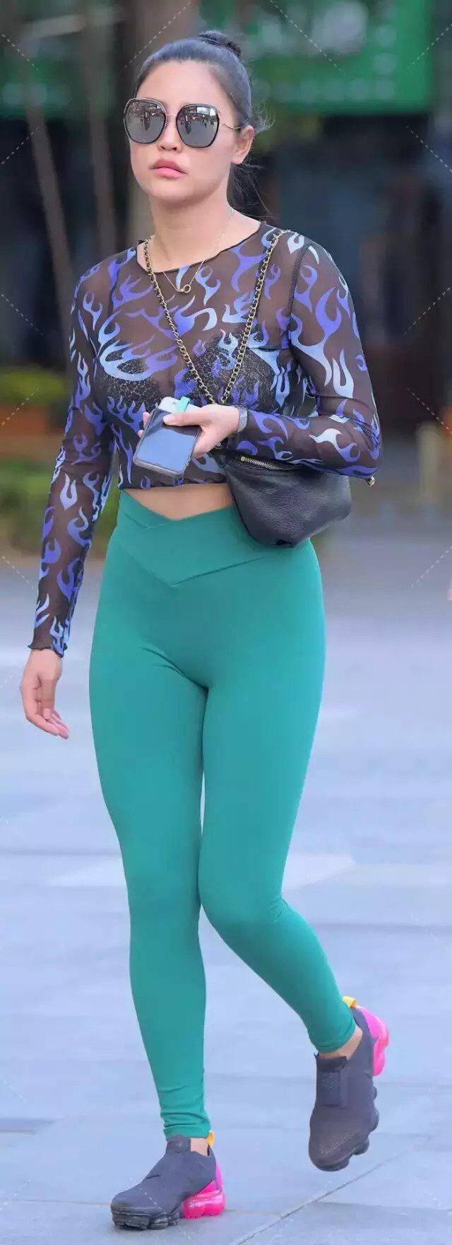 色调|透视上衣搭配紧身瑜伽裤，时尚减龄，回头率杠杠的！