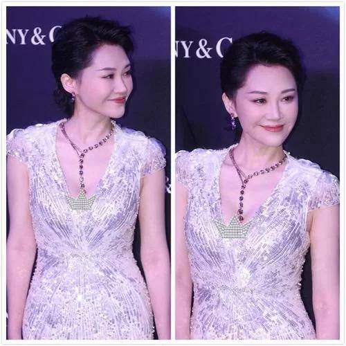 连体|优雅的女人永不衰老,50加的许晴身穿礼服,依旧优雅美丽