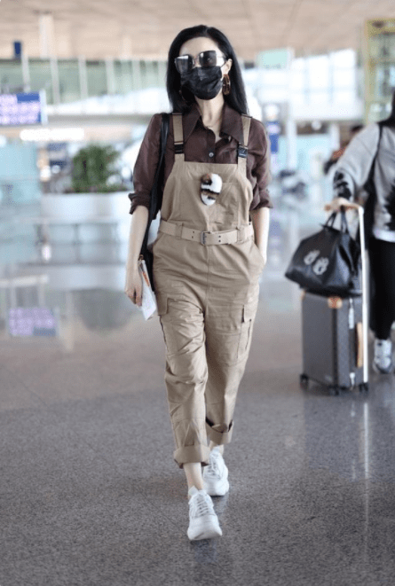 衬衣|范冰冰穿衬衫配背带裤亮相，出门就是焦点，生图根本不用P