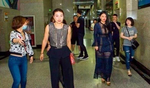 郭晶晶|郭晶晶跟李湘同台斗艳赢了!两大阔太同穿长裙,冠军跟土豪的区别