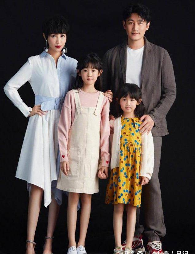 鲍蕾|陆毅鲍蕾合体亮相,十指相扣羡煞旁人,鲍蕾一袭白裙尽显优雅