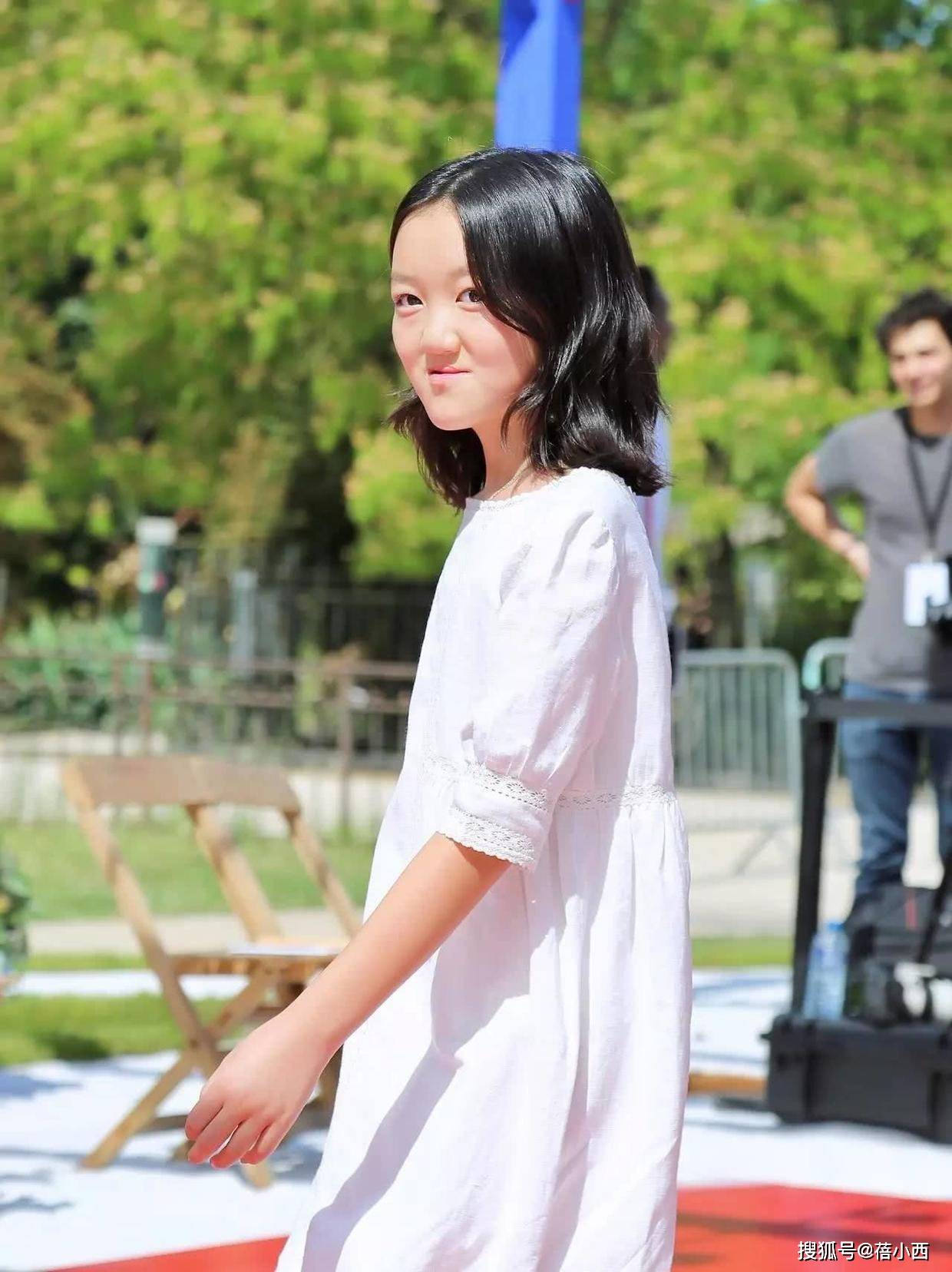 身材|王菲二女儿李嫣才15岁，就玩“下衣失踪”秀出大长腿，起点真高啊