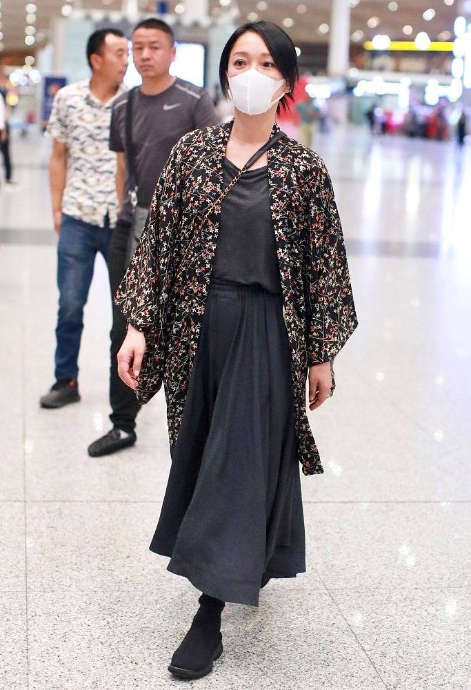 仙女|周迅机场又作妖，裹着毛巾就为了保暖，根本顾不上好看不好看