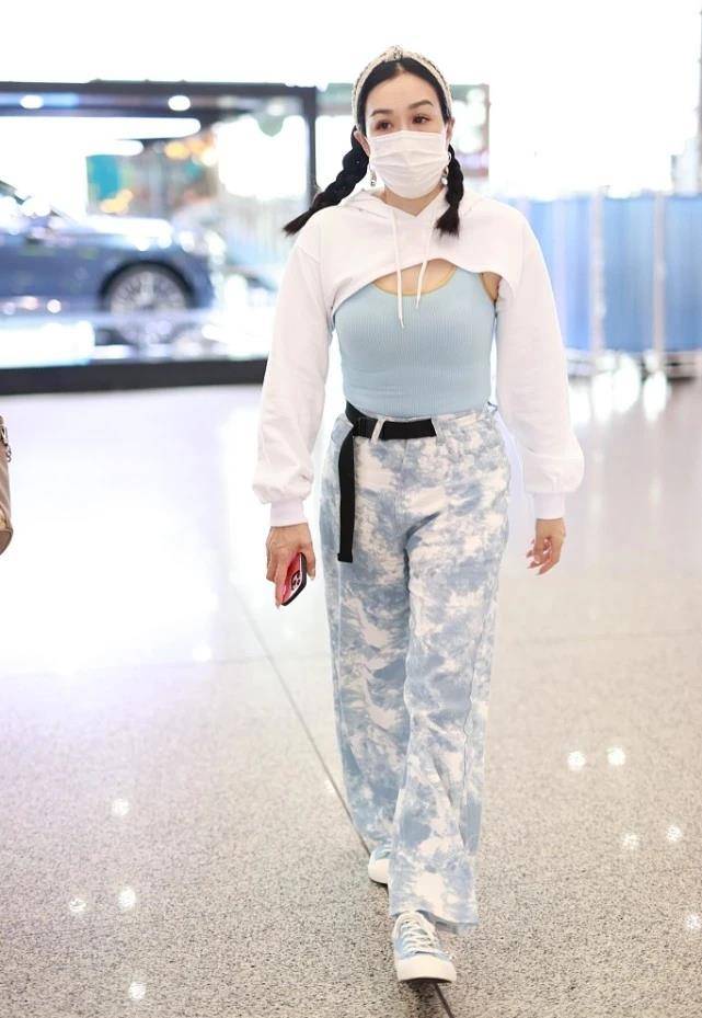 卫衣|钟丽缇真时髦，半截卫衣+紧身背心个性十足，这样穿很需要勇气