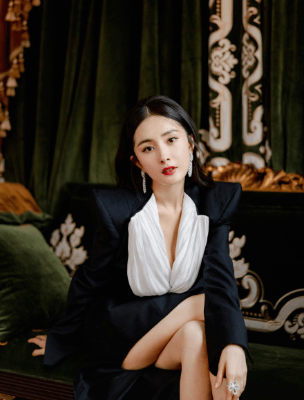 当红|杨幂活动生图曝光，白裙露腰扶栏浅笑女人味十足，自曝今年有演唱会