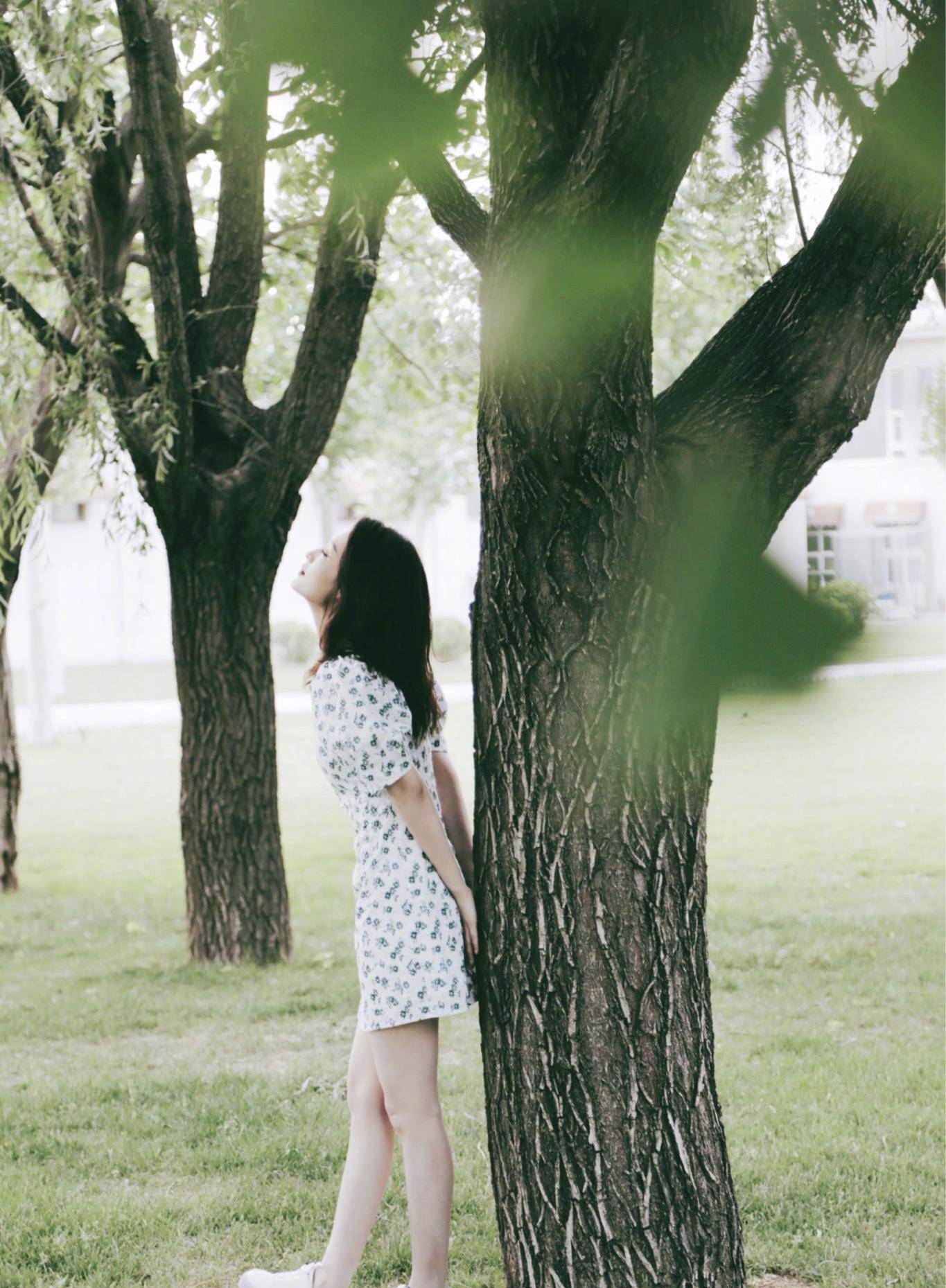 轮廓|李沁垃圾堆旁拍写真，黑色连衣裙轮廓精致，穿出女团风