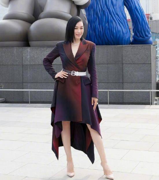 下半身|钟丽缇挽婆婆秀和谐,穿紧身裤曲线真美,婆婆虽发福却更显时髦