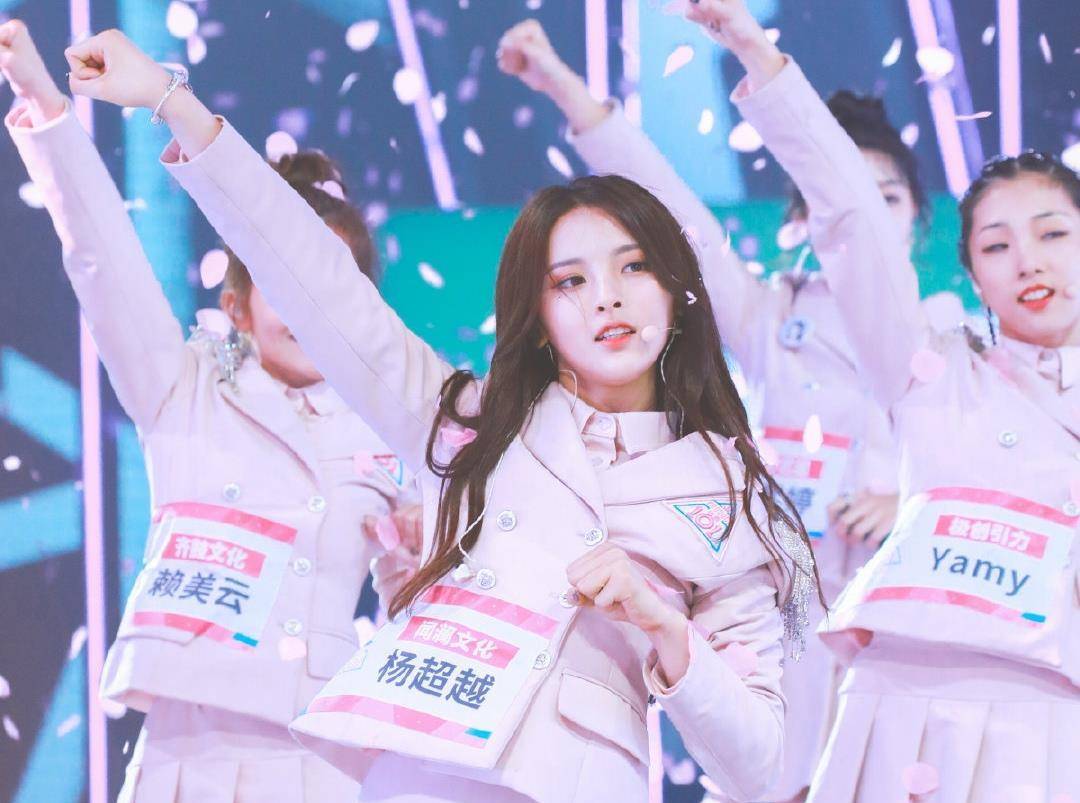 超越|杨超越撞衫古力娜扎,同穿红色连衣裙,谁的颜值更胜一筹