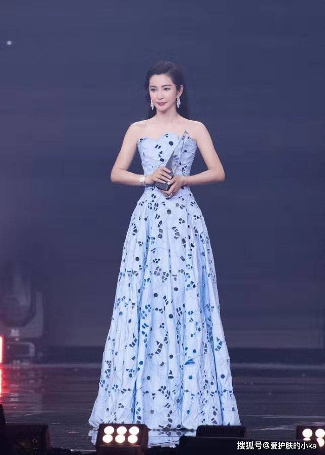 设计|李冰冰越活越年轻，穿黑裙皮肤紧致太抢眼，完全看不出已经48岁