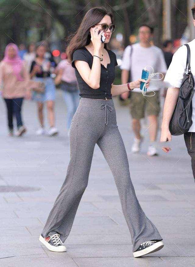 身材|黑色露脐上衣搭配紧身打底裤,身材优美,时尚搭配
