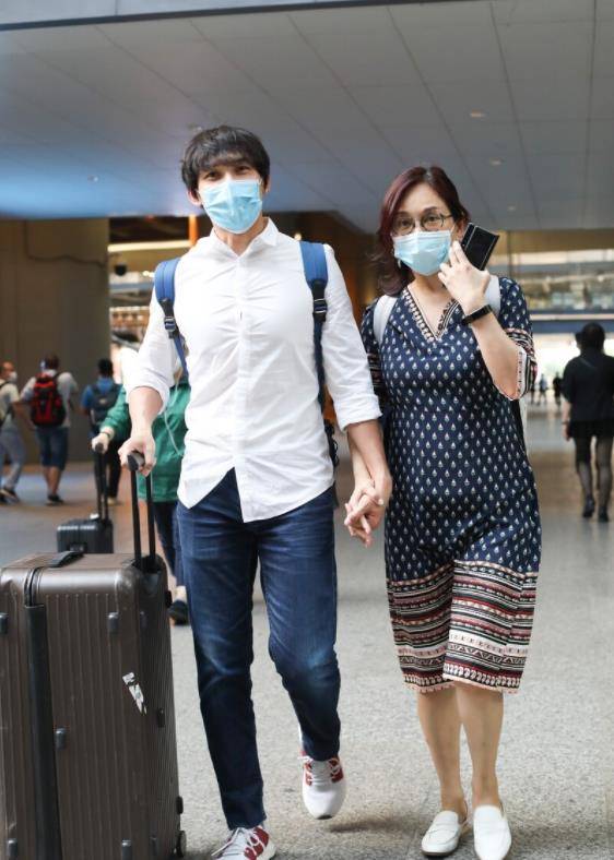 陈松伶|陈松伶携小8岁老公走机场，穿碎花连衣裙身材发福，却被宠成公主