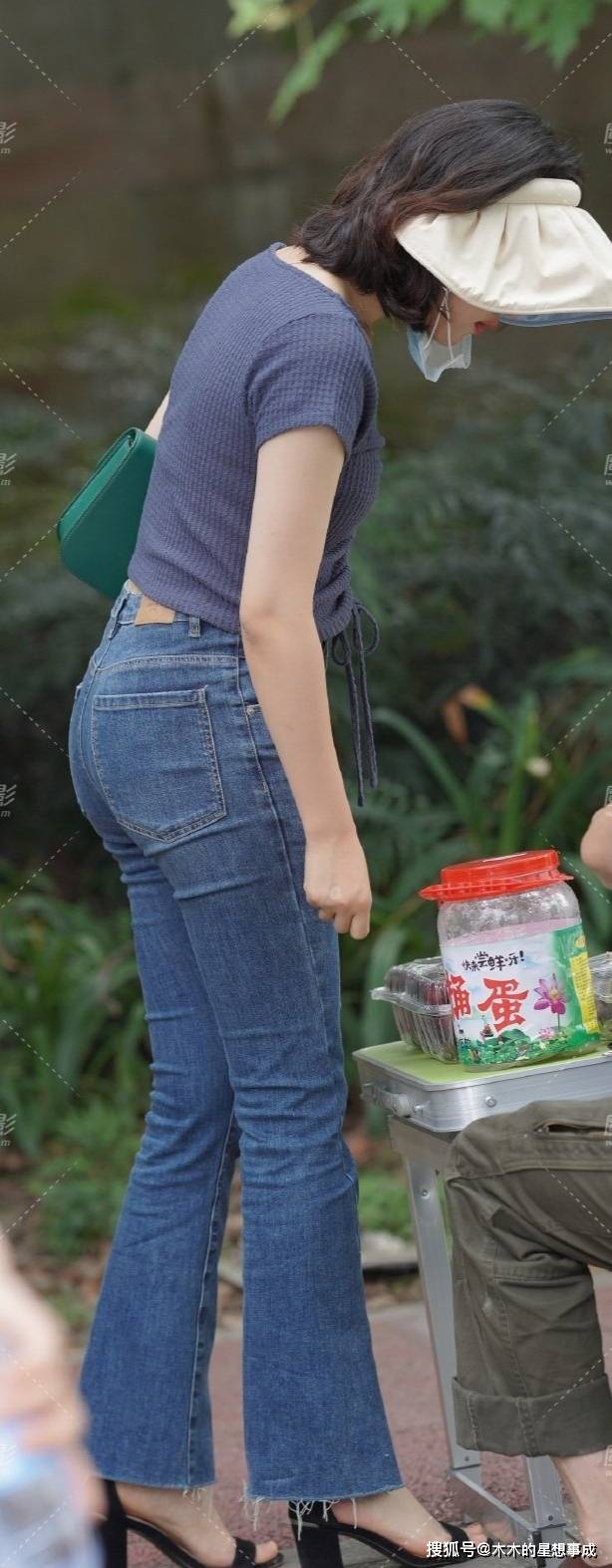 服装|仿旧色牛仔裤突出经典的魅力，展现女人味！