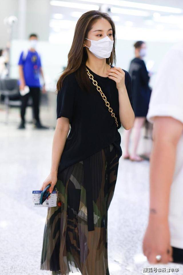 黑色|学王子文穿一身黑色,T恤配“薄纱”印花裙,全黑造型一点不沉闷